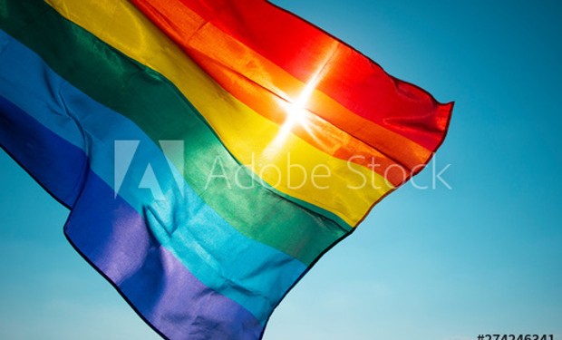 Le parrocchie austriache espongono le bandiere arcobaleno in solidarietà con le coppie gay